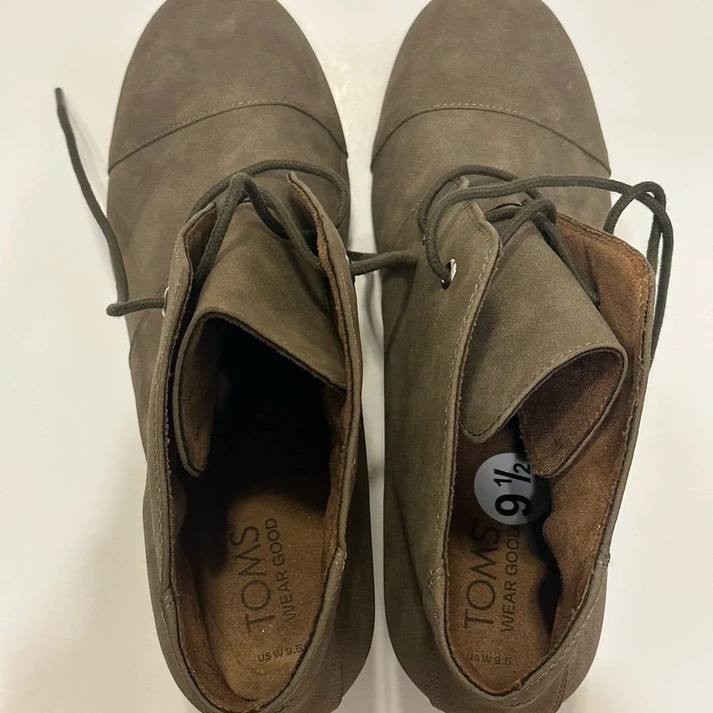 TOMS Women's Suede Desert Wedge Ankle Booties‎